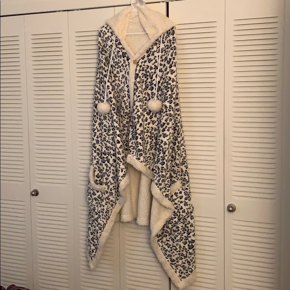 Robe; snow leopard print, very soft